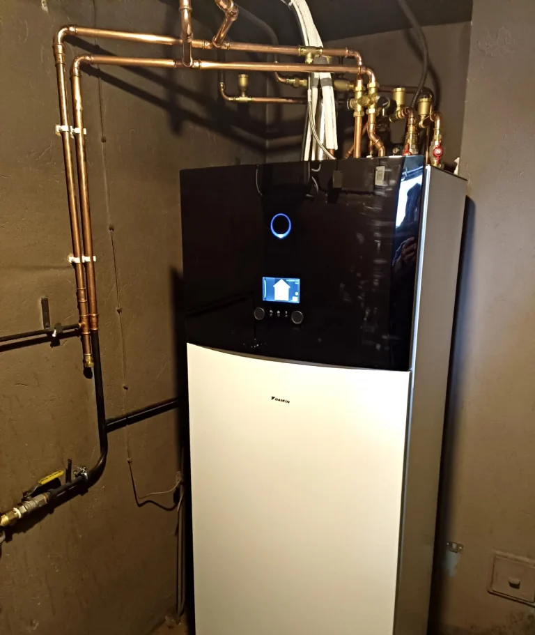 Daikin-ilma-vesilämpöpumpun lattiamallinen sisäyksikkö ja kupariputket tekniikkatilassa