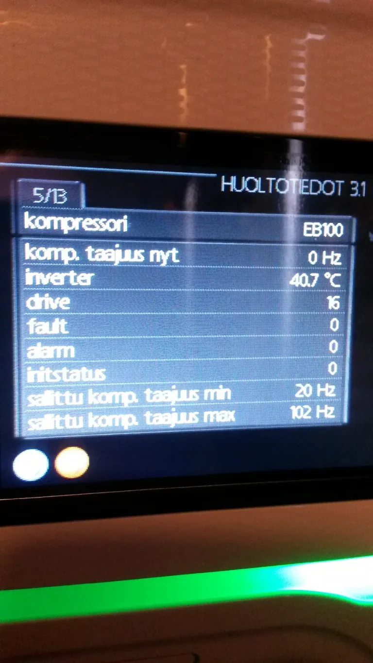 Lämpöpumpun näyttö, jossa kompressorin ja invertterin huoltotiedot