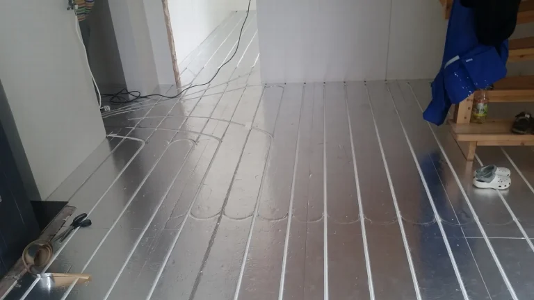 Valmiiksi putkitettu lattialämmitys ennen pintamateriaalia