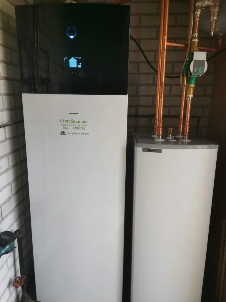 Daikin-lämpöpumpun sisäyksikkö ja varaaja asennettuna, kyljessä E-P:n Lämpötekniikan tarra