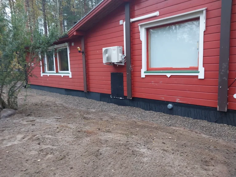 Sokkelieriste asennettuna punaisen puutalon perustuksiin